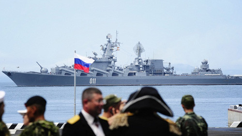 Tuần dương hạm mang tên lửa hành trình Varyag của Nga cập cảng Wusong, Thượng Hải, Trung Quốc. Ảnh: Itar-Tass