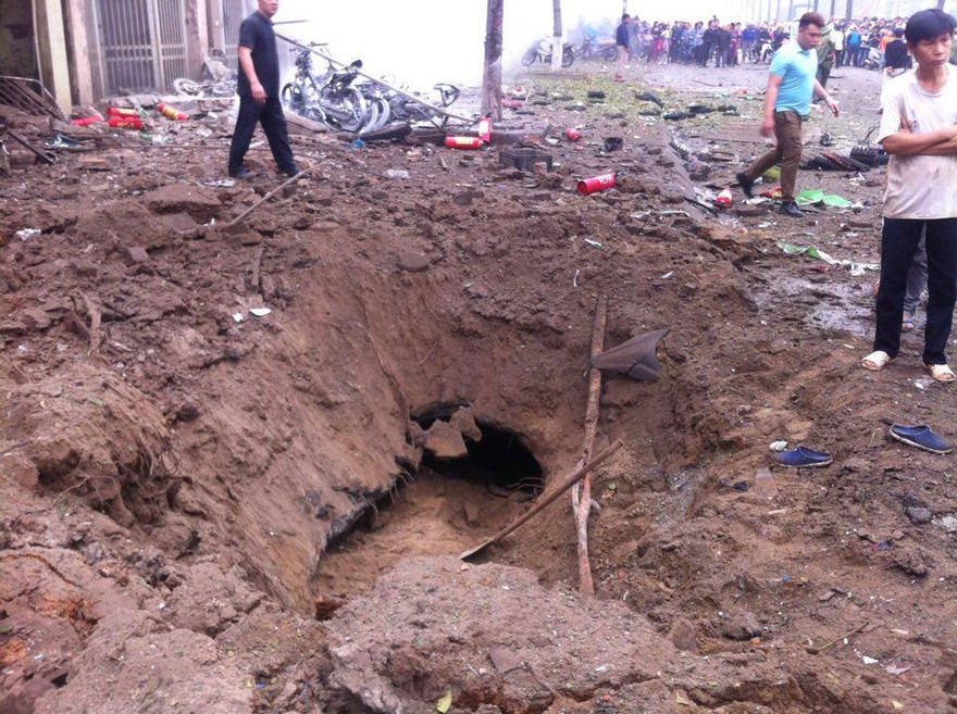 Vụ nổ tạo một hố sâu rộng 4m2, sâu 1m.