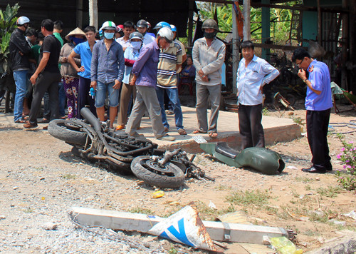 Môtô hư hỏng sau khi đâm vào xe đạp và trụ bêtông. Ảnh: Hồ Nam