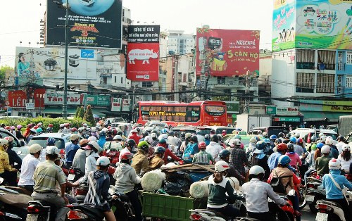 Hàng nghìn xe nhích từng chút tại vòng xoay Dân chủ. Ảnh: Hải Hiếu