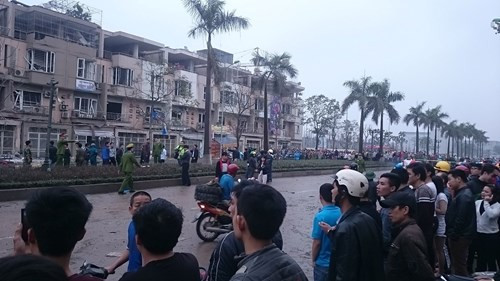 Người dân hiếu kì tập trung theo dõi diễn biến ở hiện trường vụ nổ. Ảnh: Tuấn Nguyễn