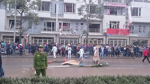 Người đi đường gặp tai nạn nghi vấn do dư chấn của vụ nổ tác động. Ảnh: Tuấn Nguyễn