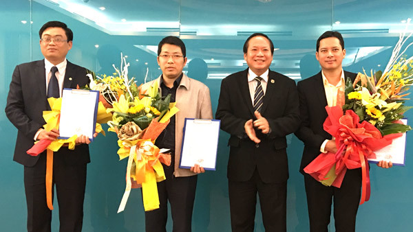 Thứ trưởng Trương Minh Tuấn (thứ 2 từ phải sang) trao quyết định bổ nhiệm cho ông Lê Quang Tự Do (ngoài cùng bên phải), ông Lưu Đình Phúc (thứ 2 từ trái sang) và ông Trần Chí Đạt (ngoài cùng bên trái).