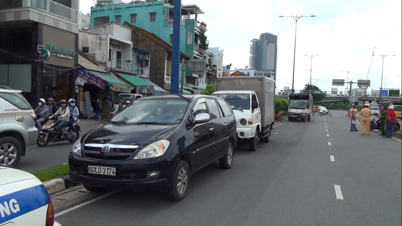 Các phương tiện được di dời ra khỏi hầm.