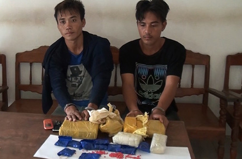 Hai người Lào cùng tang vật. Ảnh: Mạnh Hùng