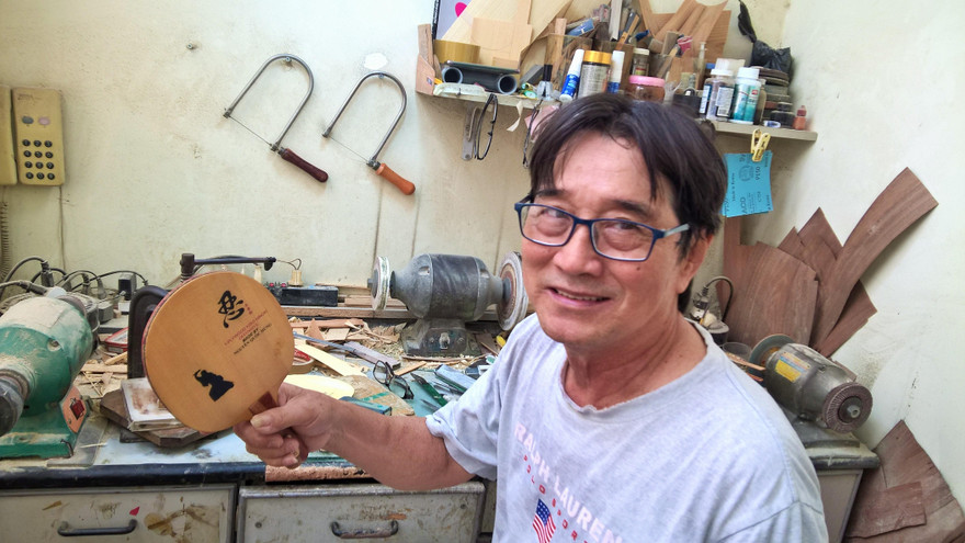 Bác Hùng và cốt vợt do bác sản xuất có đề chữ “Nhẫn”. Ảnh: TRẦN NGUYÊN ANH 