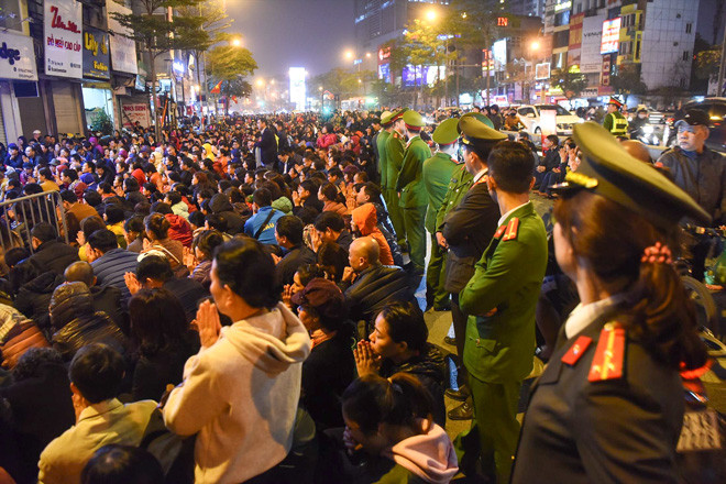 Hàng nghìn người tràn ra vỉa hè, lòng đường cúng sao giải hạn ở chùa Phúc Khánh Ảnh: NHƯ Ý 