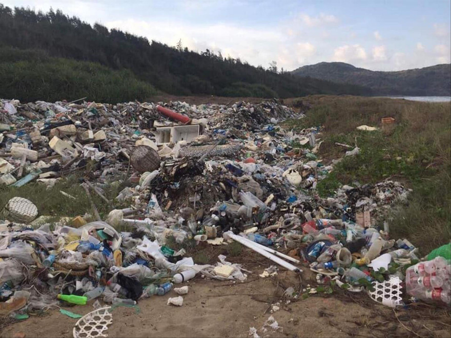 Rác thải các loại ngập tràn ở Côn Đảo 