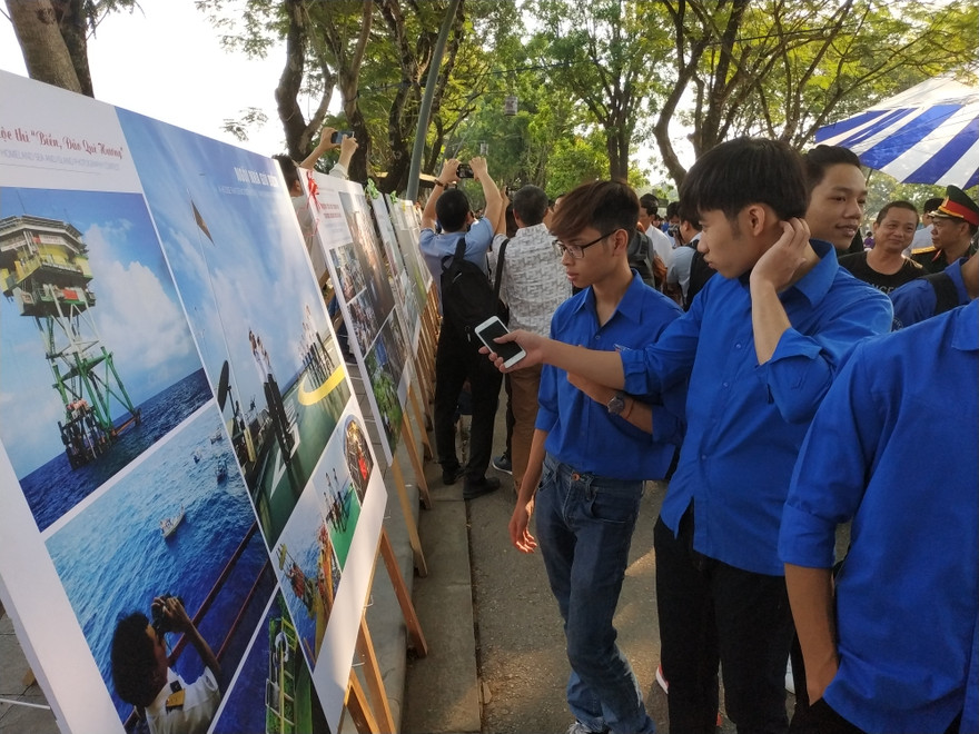 Triển lãm ảnh nghệ thuật "Biển đảo, quê hương ở Huế" Ảnh: PV