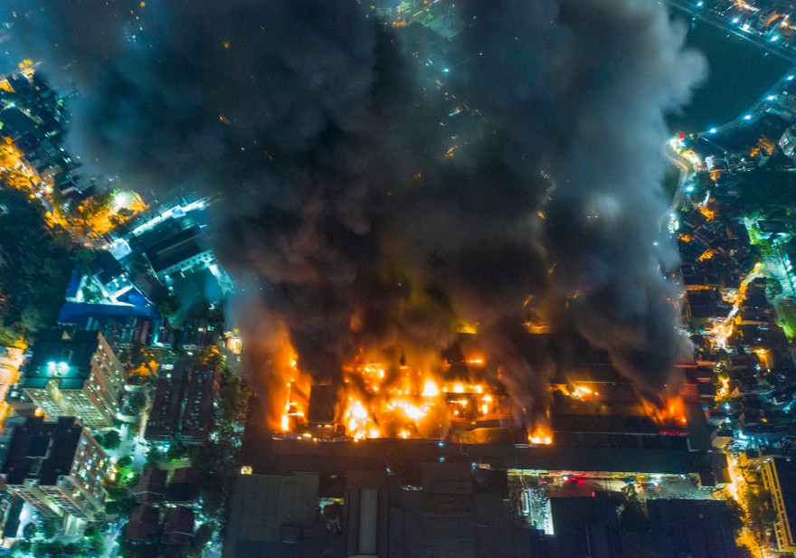 Vụ cháy Kho của Công ty cổ phần bóng đèn phích nước Rạng Đông (Hà Nội) tối ngày 28/8 Ảnh: mạnh thắng