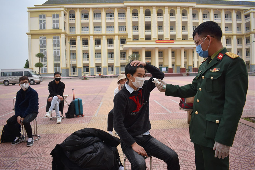 Đo thân nhiệt khi tiếp nhận công dân vào khu cách ly Ảnh: PV