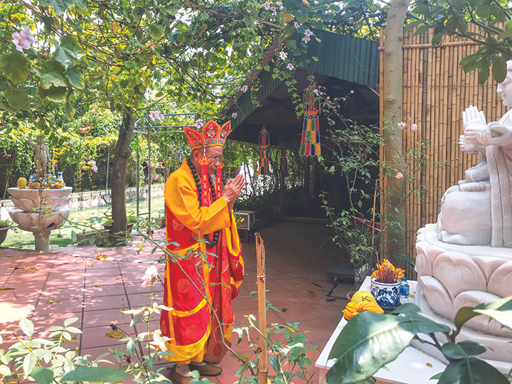 Ông Sinh chuẩn bị làm lễ cầu siêu cho các con vật xấu số