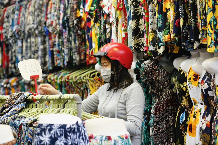 Thu nhập giảm, phải nộp thuế TNCN, nhiều người dân phải chắt bóp chi tiêu Ảnh: Như Ý 