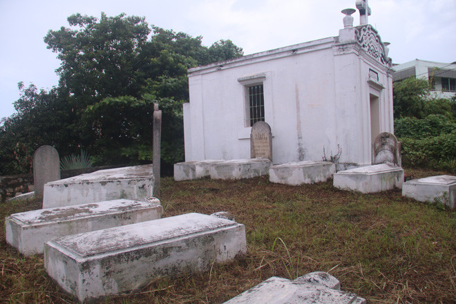 Nghĩa địa Y Pha Nho được dọn dẹp sạch sẽ, tươm tất. Ảnh: Nguyễn Thành.