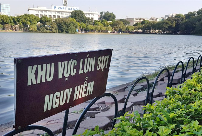 Hệ thống kè hồ xuống cấp, sụt lún gây nguy hiểm Ảnh: Hoàng Mạnh Thắng