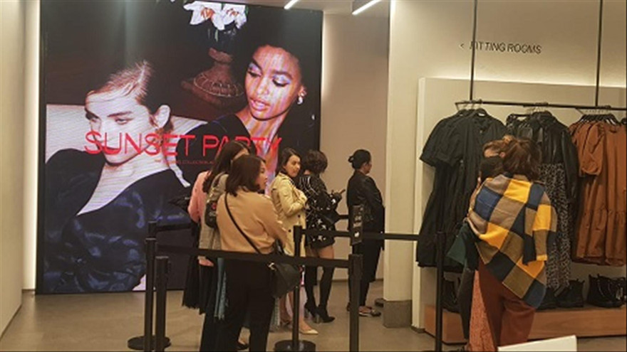 Khách xếp hàng mua sắm trong ngày hội giảm giá tại trung tâm thương mại ở Hà Nội