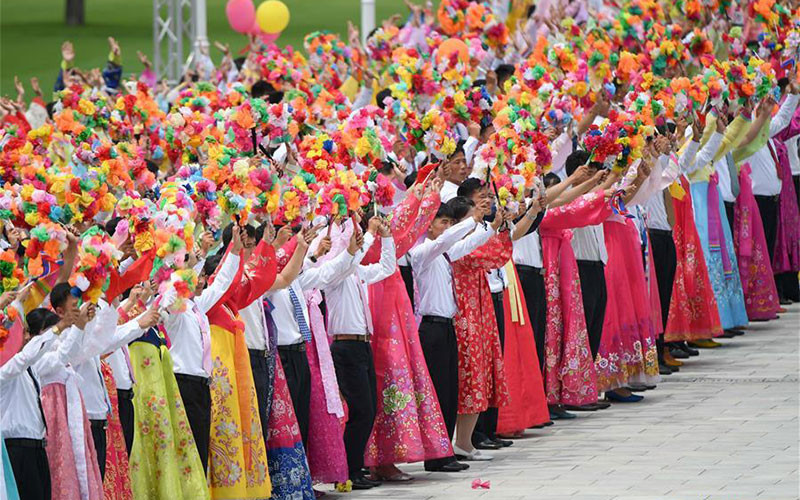 Dân chúng vẫy hoa chào đón chủ tịch Trung Quốc, ảnh chụp của Tân Hoa Xã. Tuy nhiên không có tấm ảnh nào của ông Tập tại Bình Nhưỡng được đưa lên cho đến chiều tối qua 