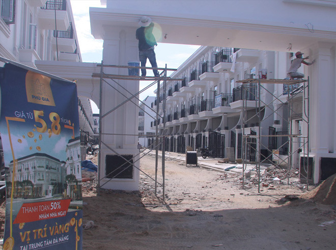 Dự án Phú Gia Compound chưa đủ điều kiện vẫn được chào bán công khai với giá từ 5,8 tỷ đồng/căn hộ Ảnh: Nguyễn Thành