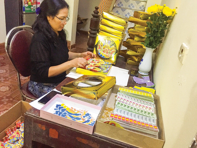 Chị Nguyễn Thị Thọ đang đóng gói sản phẩm