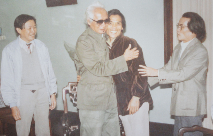 Ông Trần Tam Giáp (bìa trái) trong lần đưa nhà văn Sơn Tùng (bìa phải) và anh Bùi Sơn Định tới gặp Thủ tướng Phạm Văn Đồng (ẢNH CHỤP LẠI TỪ TƯ LIỆU GIA ĐÌNH)