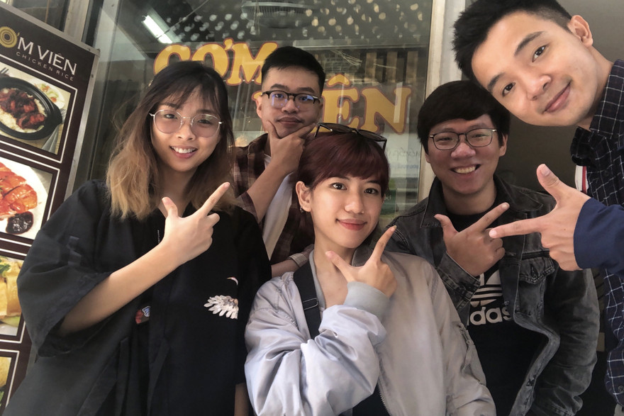 Khánh Linh (đứng giữa) cùng 4 thành viên nhóm Ò-Ó o giành giải Nhì với ứng dụng SECHI