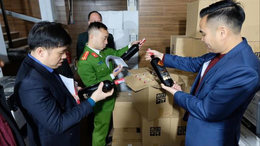 Lực lượng chức năng kiểm tra cửa hàng rượu 125 Thái Hà (Hà Nội) Ảnh: PV