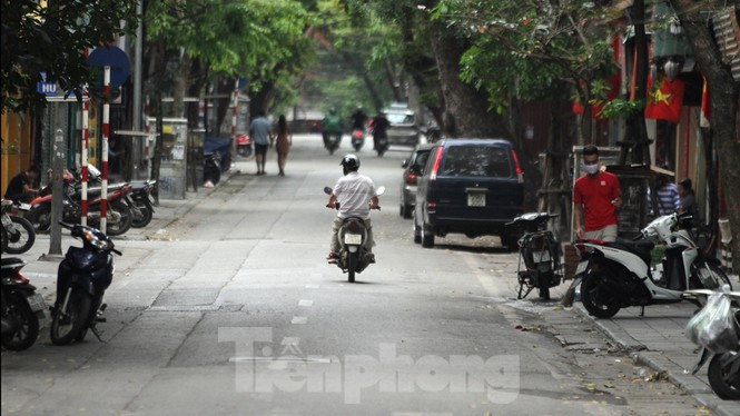 Phố vắng như Tết ngày đầu Hà Nội thực hiện đóng cửa quán xá. Ảnh: HOÀNG MẠNH THẮNG