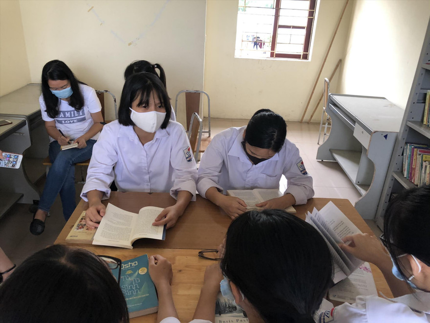 Ngày một nhiều học sinh trường THPT Tiên Du số 1 đến CLB sách và hành động tìm sách để đọc Ảnh: PV 