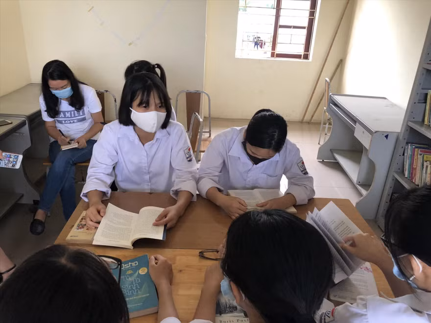 Ngày một nhiều học sinh trường THPT Tiên Du số 1 đến CLB sách và hành động tìm sách để đọc Ảnh: PV 