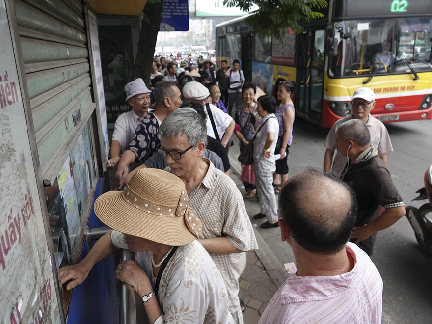 Sáng 26/8 hàng trăm cụ già, người cao tuổi xếp hàng để chờ nhận thẻ vé xe buýt miễn phí trước cổng trường ĐH Thủy Lợi - Hà Nội