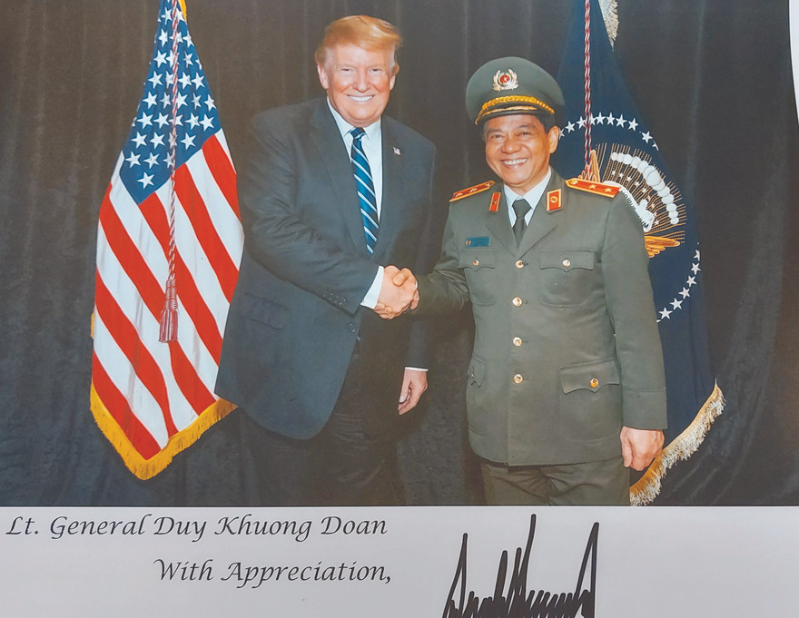 Trung tướng Đoàn Duy Khương chụp ảnh lưu niệm cùng Tổng thống Mỹ Donald Trump