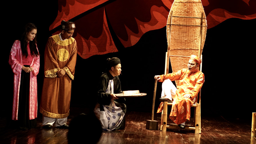 Vở diễn truyền thống chưa thể chuyển ngay sang nhà hát online Ảnh: KỲ SƠN 