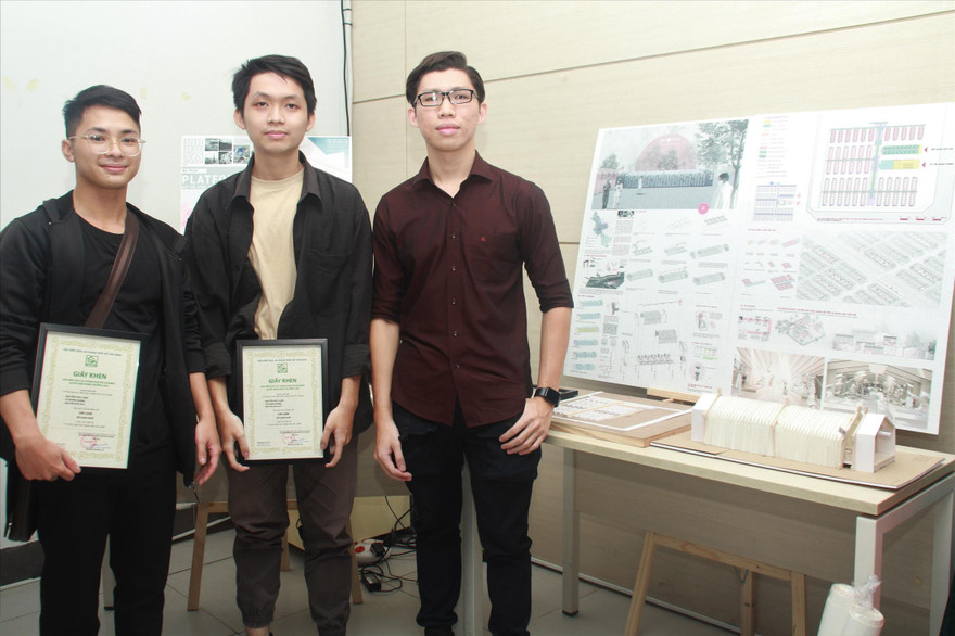 Nhóm tác giả đạt giải nhất bên tác phẩm của mình Ảnh: NGÔ TÙNG