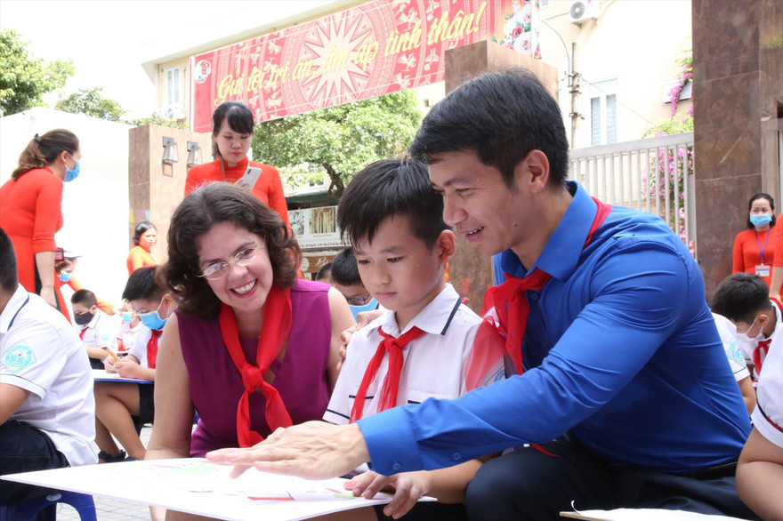 Anh Nguyễn Ngọc Lương, Bí thư T.Ư Đoàn, Chủ tịch Hội đồng Đội T.Ư cổ vũ học sinh Hà Nội vẽ tranh về Việt Nam - Cu Ba Ảnh: LÂM ĐĂNG HẢI 