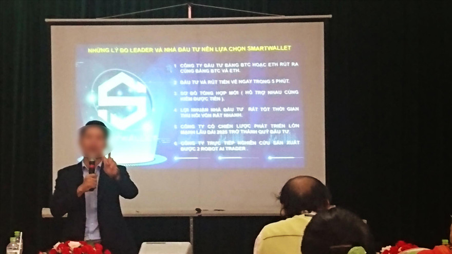 Cảnh “hội nghị khách hàng” gọi vốn cho dự án Smartwallet (ảnh lớn); Thành viên dự án S. thuyết phục khách hàng rót tiền (ảnh nhỏ)