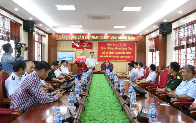 Huyện đảo Cô Tô đã nhất thể hóa Bí thư cấp ủy kiêm chủ tịch UBND huyện. Trong ảnh Bộ Tư lệnh Vùng cảnh sát biển 1 thăm và làm việc tại huyện Cô Tô Ảnh: Hoàng Phương