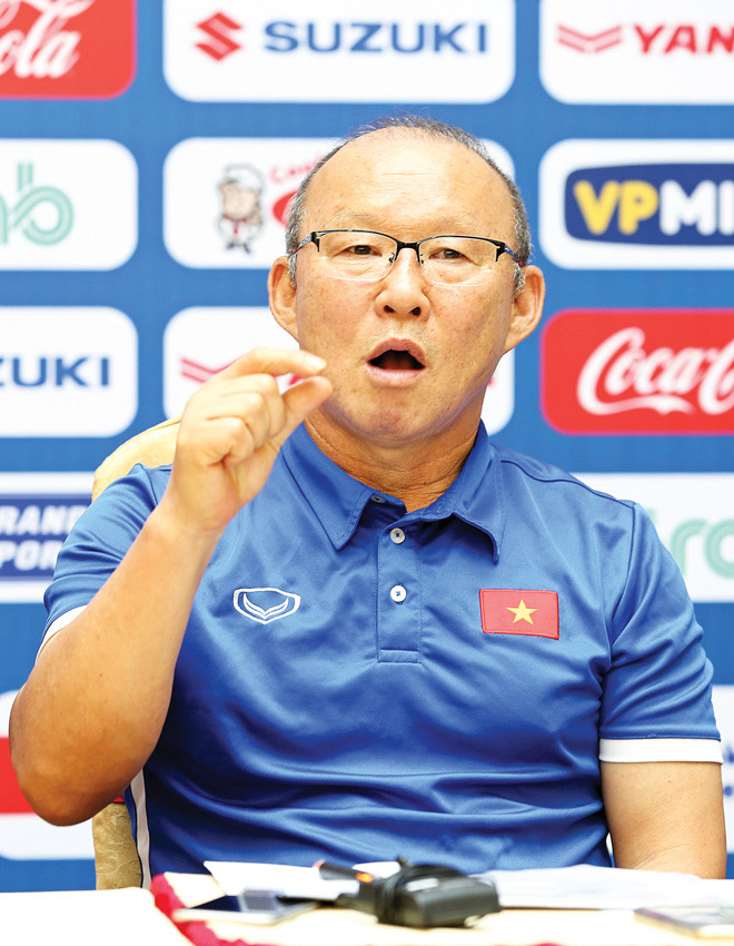 HLV Park Hang Seo và các tuyển thủ Văn Quyết, Xuân Trường trong buổi họp báo về kế hoạch chuẩn bị cho AFF cup 2018 ảnh: VSI