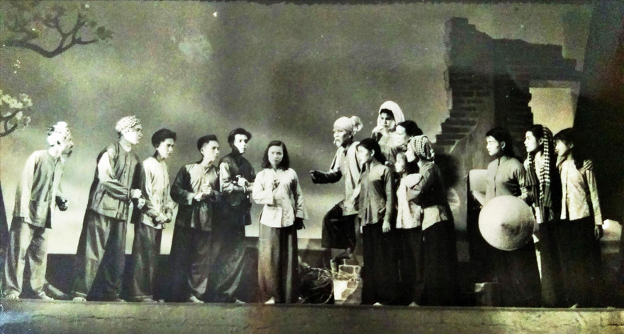 Đoàn cải lương Nam Bộ những năm 1960. (Tư liệu) 