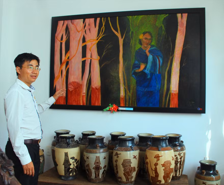 Ngoài gốm anh Minh Luân còn sưu tầm tranh