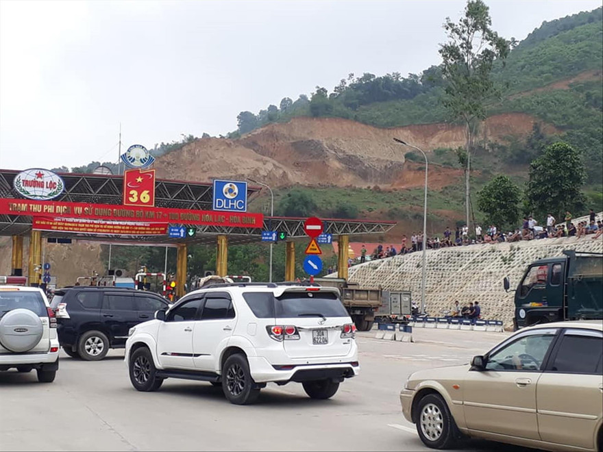  Tình trạng lộn xộn, ùn tắc giao thông xảy ra tại trạm thu phí BOT Hòa Lạc - Hòa Bình ngày 7/5 Ảnh: Ngô Đức