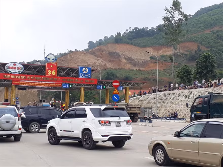  Tình trạng lộn xộn, ùn tắc giao thông xảy ra tại trạm thu phí BOT Hòa Lạc - Hòa Bình ngày 7/5 Ảnh: Ngô Đức