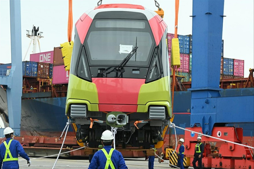 Hình ảnh đoàn tàu metro Nhổn - gà Hà Nội cập cảng Hải Phòng 