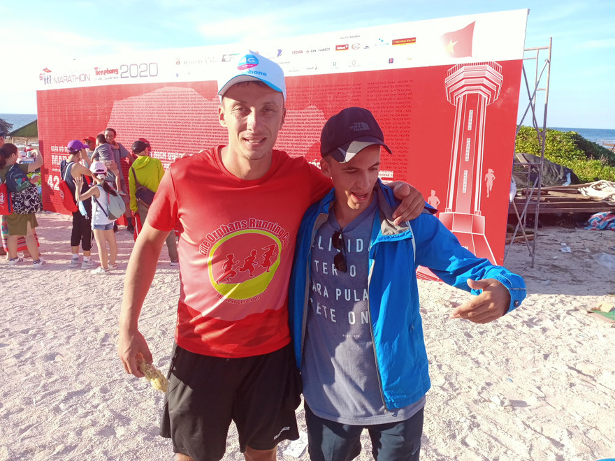 VÀV ngûúâi Phaáp Dev Chris (bïn traái) seä tham gia trong giaãi