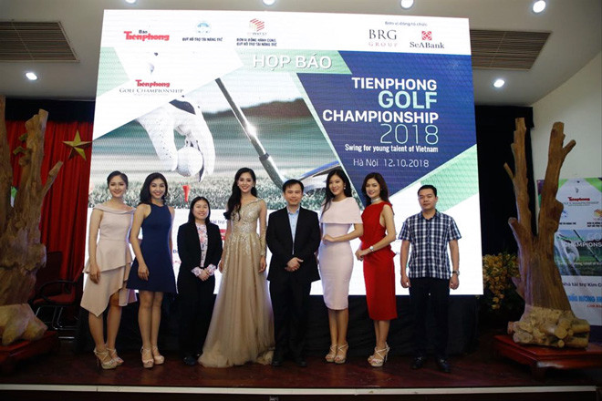 Ðại úy Phạm Văn Dân (bìa phải)​tại cuộc họp báo giới thiệu giải Tiền Phong Golf Championship 2018 