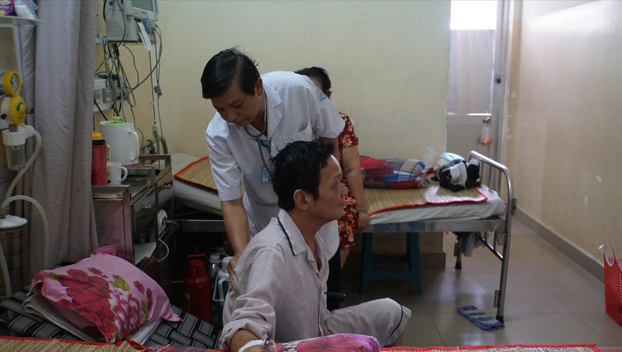 Bác sĩ Nguyễn Thanh Phong đang thăm khám cho một bệnh nhân bị SXH