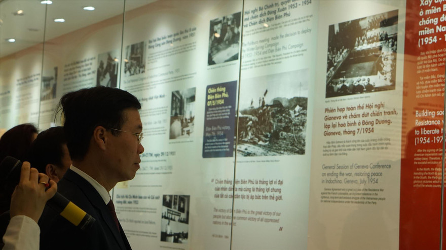 Ủy viên Bộ Chính trị, Trưởng Ban Tuyên giáo Trung ương Võ Văn Thưởng và đại biểu tham quan trưng bày về chặng đường 90 năm thành lập Đảng Ảnh: KỲ SƠN