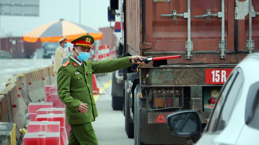 Cảnh sát dừng xe yêu cầu tài xế khai báo y tế, đo thân nhiệtẢnh: Nguyễn Hoàn