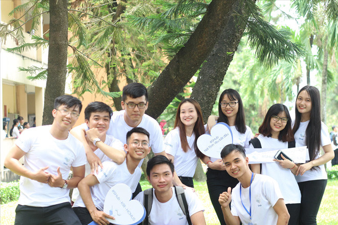 Trưởng nhóm Nguyễn Ðăng An (hàng đầu, thứ 2, từ phải qua) cùng các cộng sự