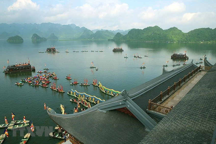 Không gian văn hóa nghệ thuật trên hồ Tam Chúc chào mừng thành công Đại lễ Vesak 2019 Ảnh: TTXVN 