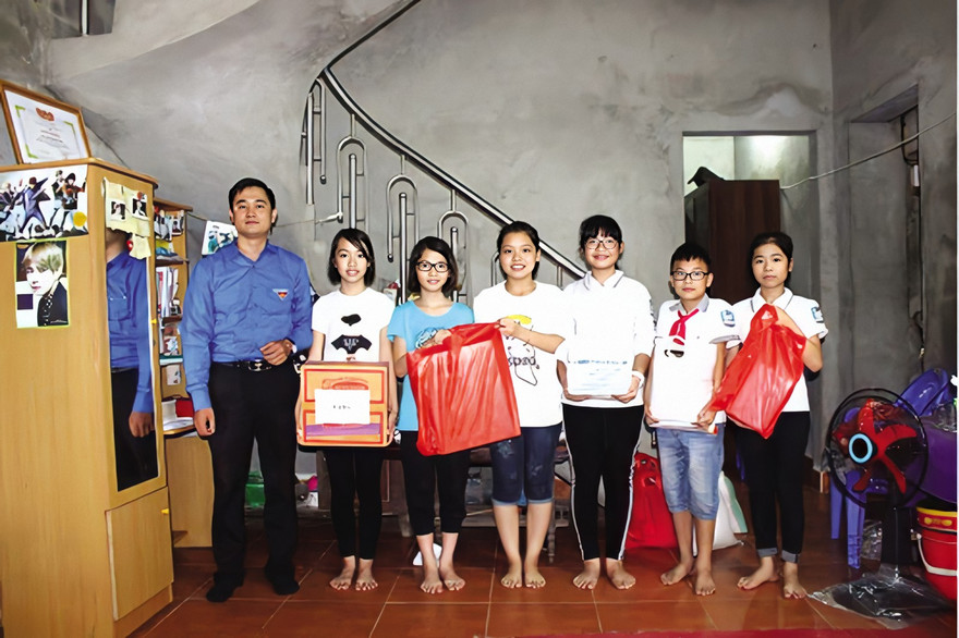 Anh Nghĩa và học sinh ở thư viện sách tại nhà 